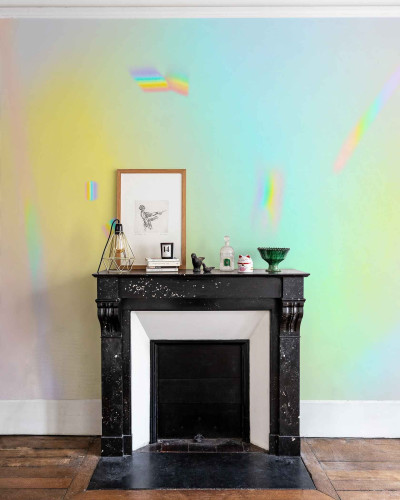 Tapet cu efect prismatic in culori pastelate, amenajat deasupra unui semineu