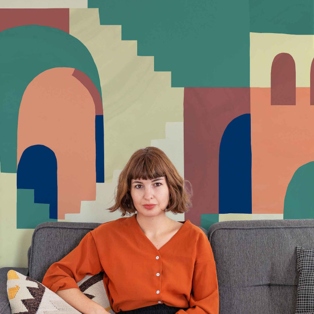 Fototapet cu un design abstract de arhitectură în culori vibrante, suprapuse pe peretele unui living.