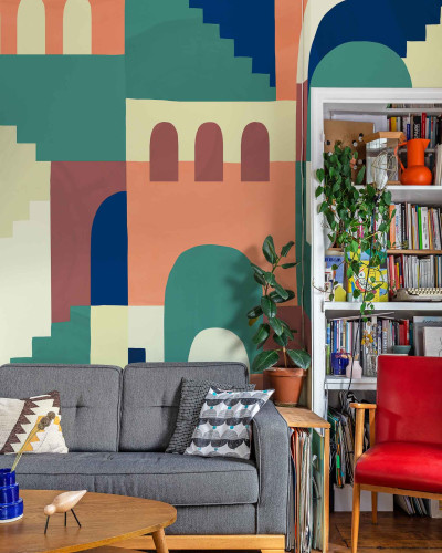 Fototapet cu un design abstract de arhitectură în culori vibrante, suprapuse pe peretele unui living.