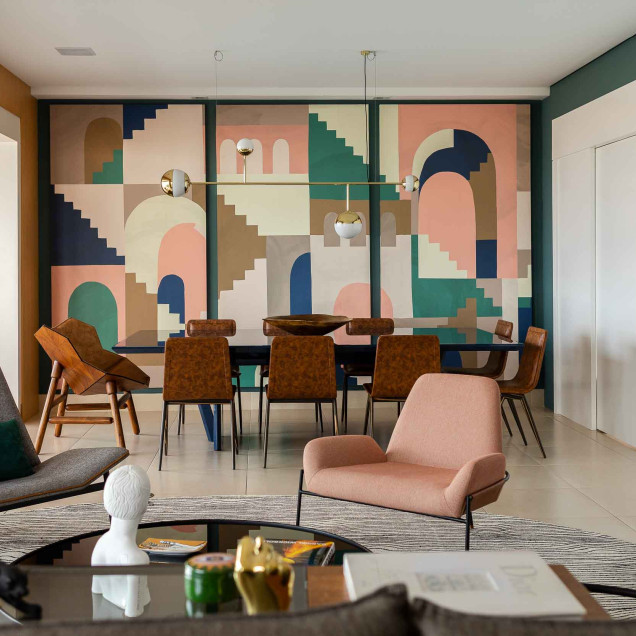 Fototapet cu un design abstract de arhitectură în culori vibrante, suprapuse pe peretele unui living.