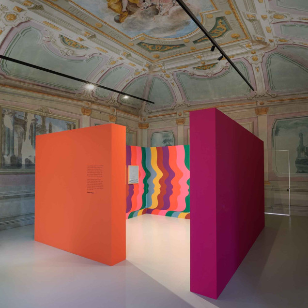 Tapet cu design curbiliniu în nuanțe vibrante și artă optică