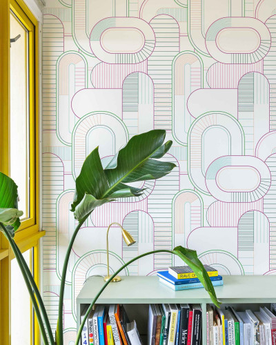 Tapet cu model geometric abstract, linii curbate și culori pastelate, aplicat pe un perete lângă o fereastră galbenă și o plantă
