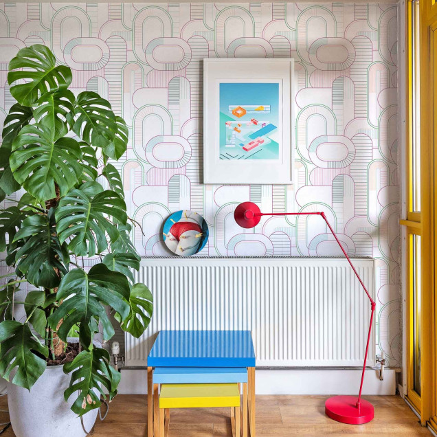 Tapet cu model geometric abstract, linii curbate și culori pastelate, aplicat pe un perete lângă o fereastră galbenă și o plantă