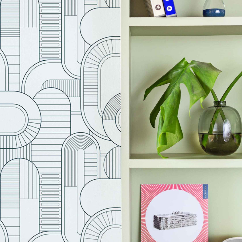 Tapet cu model geometric abstract, linii curbate și culori pastelate, aplicat pe un perete lângă o fereastră galbenă și o plantă