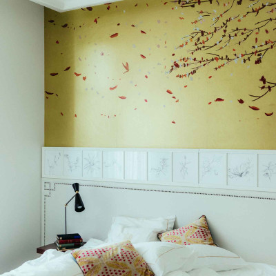 Tapet lavabil cu design elegant, inspirat de natura. Fundal auriu cu ramuri delicate si flori.