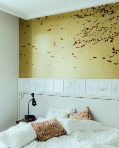 Tapet lavabil cu design elegant, inspirat de natura. Fundal auriu cu ramuri delicate si flori.