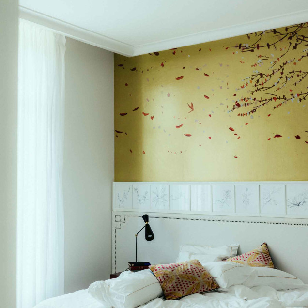 Tapet lavabil cu design elegant, inspirat de natura. Fundal auriu cu ramuri delicate si flori.