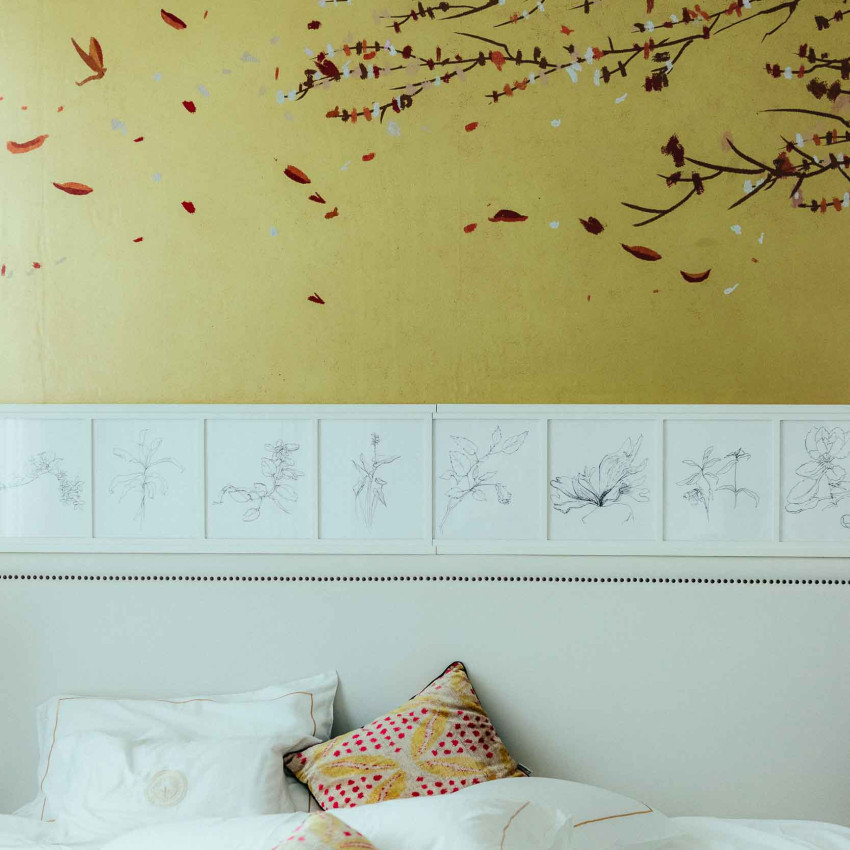 Tapet lavabil cu design modern, cu ramuri cu flori roz pal pe fundal argintiu