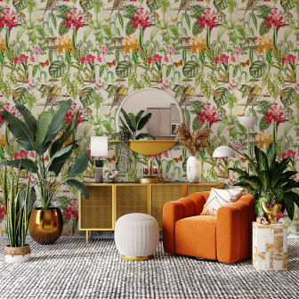 Tapet cu papagali, flori tropicale și vegetație luxuriantă într-un decor interior modern.