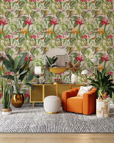 Tapet cu papagali, flori tropicale și vegetație luxuriantă într-un decor interior modern.