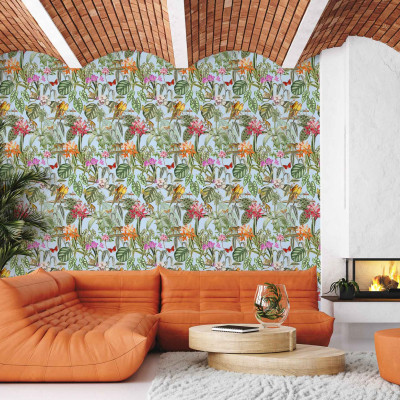 Tapet cu papagali și flori tropicale într-un living modern