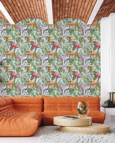 Tapet cu papagali și flori tropicale într-un living modern