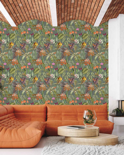 Tapet cu papagali și motive tropicale într-un living modern