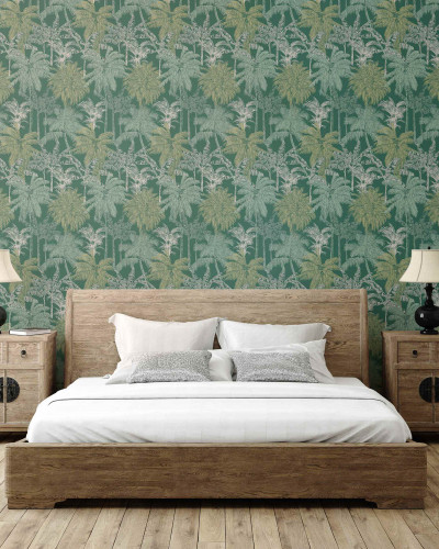 Tapet cu design tropical de palmieri într-un dormitor modern.