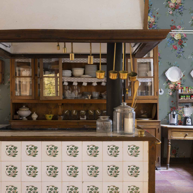 Tapet cu flori multicolore pe fundal celadon, într-un decor rustic