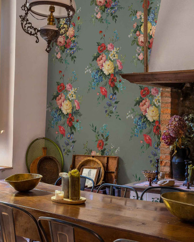 Tapet cu flori multicolore pe fundal celadon, într-un decor rustic