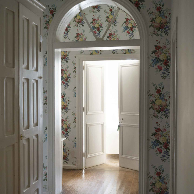 Tapet cu flori vibrante pe un perete, într-un decor de sufragerie rustică