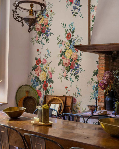 Tapet cu flori vibrante pe un perete, într-un decor de sufragerie rustică