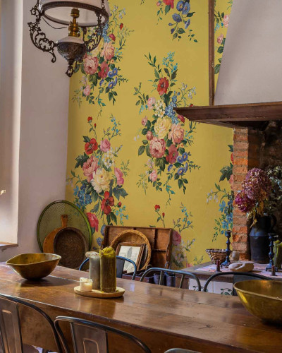 Tapet cu imprimeu floral bogat pe fundal galben, într-un decor rustic.