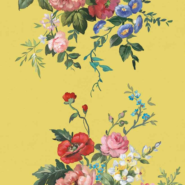 Tapet cu imprimeu floral bogat pe fundal galben, într-un decor rustic.