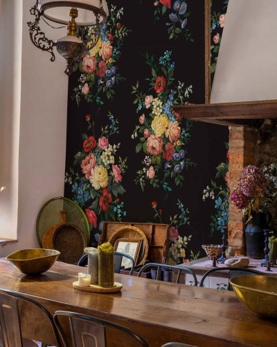 Tapet cu flori multicolore pe fond negru intens, prezentat într-un decor de sufragerie rustic.