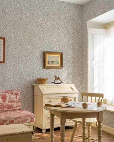 Tapet gri cu model floral discret Ana într-o cameră amenajată în stil rustic