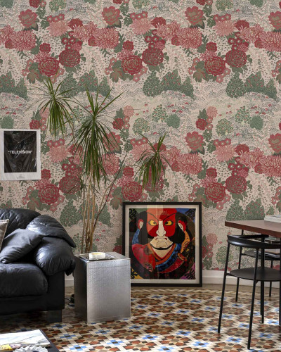 Tapet cu model floral bogat în nuanțe de roșu și verde pe un fundal crem, într-un living modern.