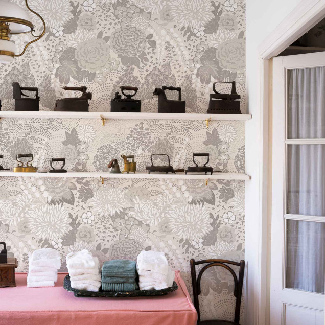 Tapet cu model floral gri într-un dormitor cu grinzi de lemn și luminator