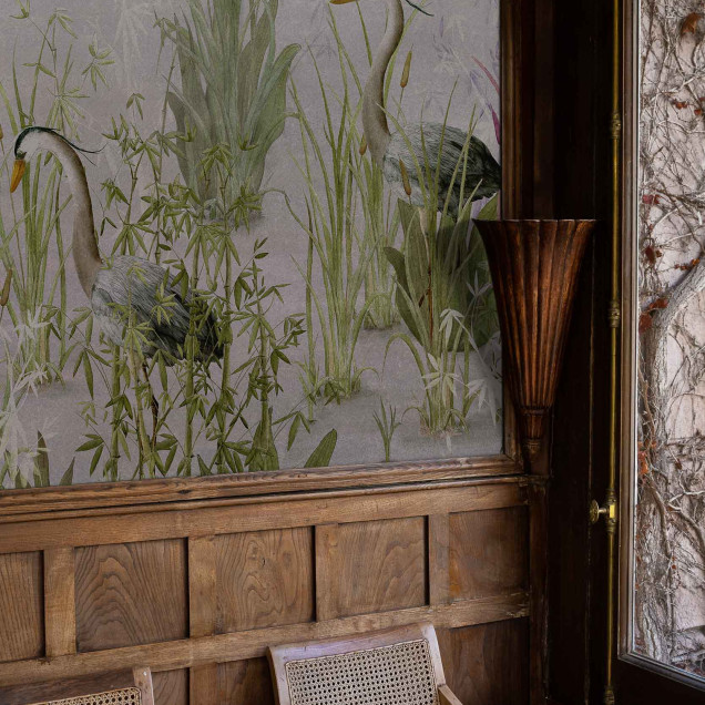 Fototapet cu un peisaj de primăvară, prezentând păsări stârc printre plantele de pe malul unui lac, cu un design delicat și culori pastelate.