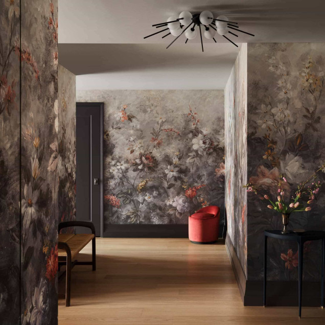 Tapet cu un design floral pictural în nuanțe de gri, alb și coral, cu accente galbene.