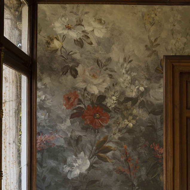 Tapet cu un design floral pictural în nuanțe de gri, alb și coral, cu accente galbene.