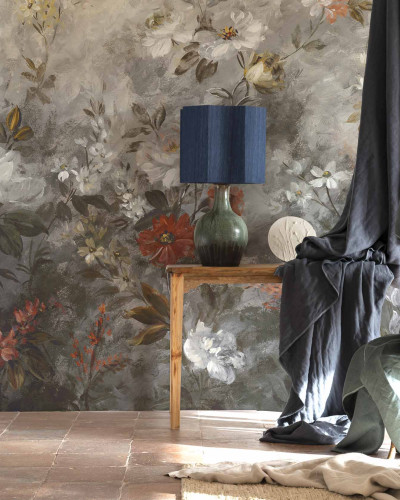Tapet cu un design floral pictural în nuanțe de gri, alb și coral, cu accente galbene.