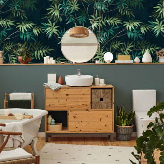 Tapet cu design tropical într-o baie modernă