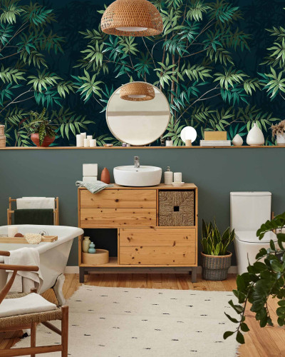Tapet cu design tropical într-o baie modernă