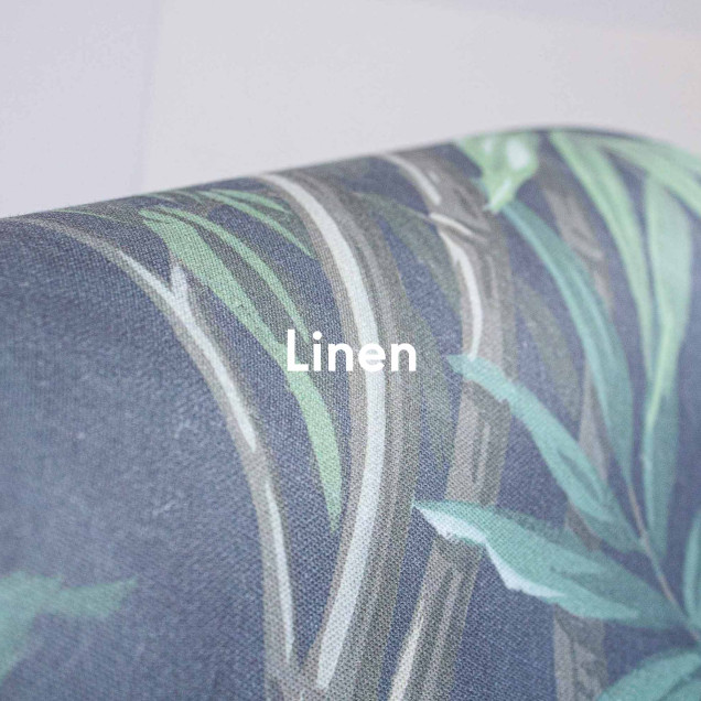 Tapet cu design tropical într-o baie modernă
