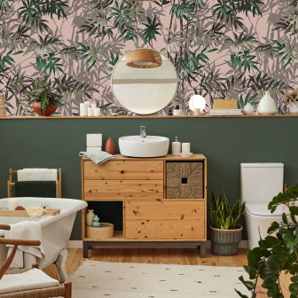 Tapet floral roz cu design modern într-o baie elegantă.