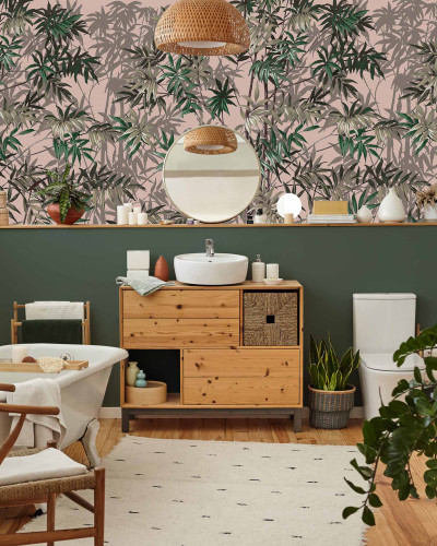 Tapet floral roz cu design modern într-o baie elegantă.