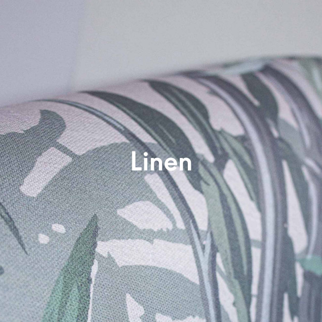 Tapet floral roz cu design modern într-o baie elegantă.