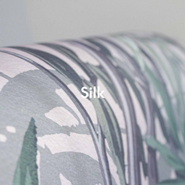 Tapet floral roz cu design modern într-o baie elegantă.