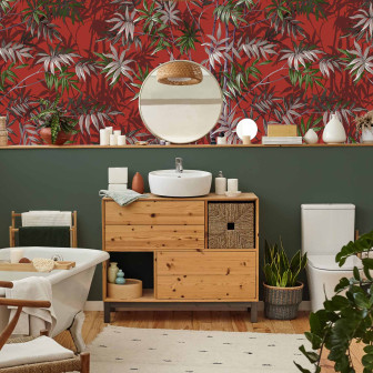 Tapet floral cu design exotic pe fundal corai într-o baie modernă