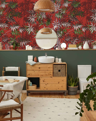 Tapet floral cu design exotic pe fundal corai într-o baie modernă