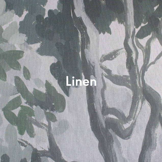 Tapet cu design de pădure într-un dormitor