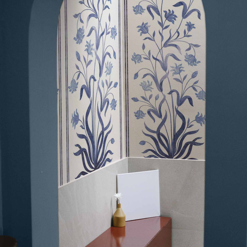 Tapet floral bleumarin cu design stilizat