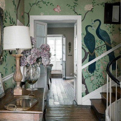 Tapet cu design floral și păsări într-un interior elegant