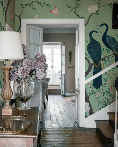 Tapet cu design floral și păsări într-un interior elegant