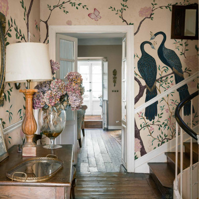 Tapet floral cu detalii rafinate într-un interior elegant