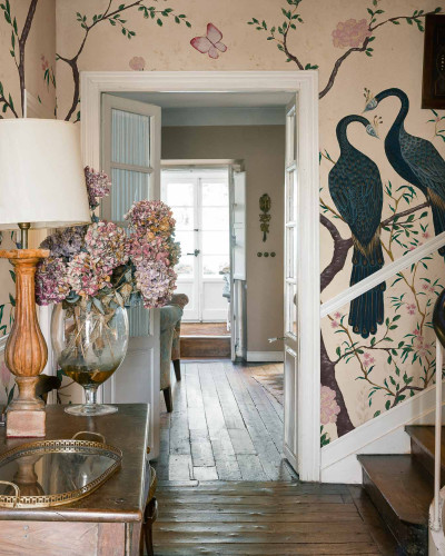 Tapet floral cu detalii rafinate într-un interior elegant
