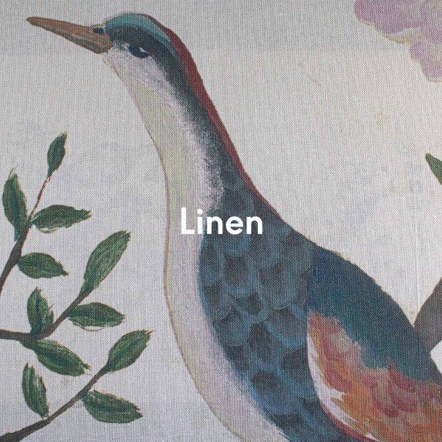 Tapet floral cu detalii rafinate într-un interior elegant