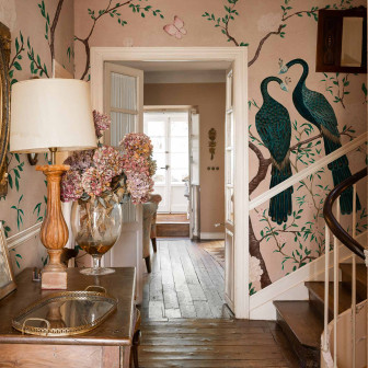 Tapet floral elegant cu păuni într-un interior clasic