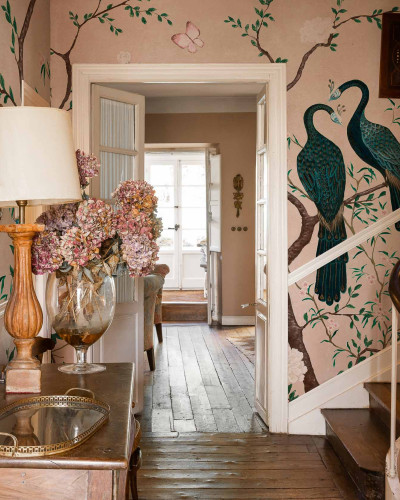 Tapet floral elegant cu păuni într-un interior clasic